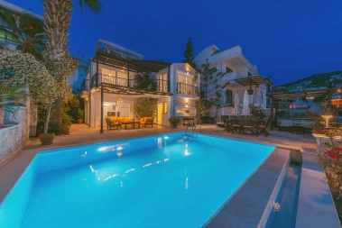 casa encendida con paneles solares